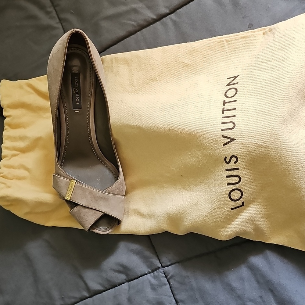 Louis Vuitton Tan Suede Heels w/ Gold Detail US size 7.5 | EUC